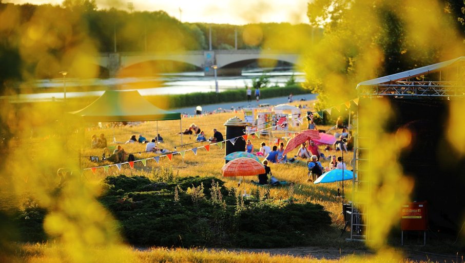 02_wiesenstimmung_samstag_020722_tino_pfundt_hoerspielsommer_ev-1600x1067