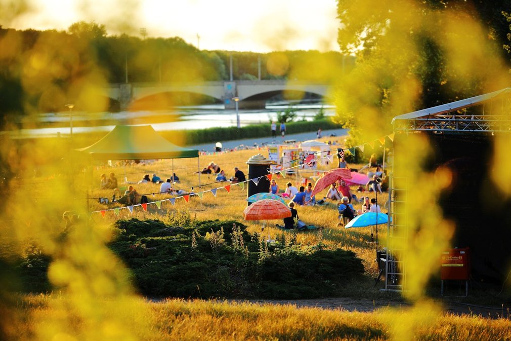 02_wiesenstimmung_samstag_020722_tino_pfundt_hoerspielsommer_ev-1600x1067