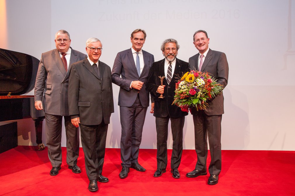 Medienpreis_2016_Preisverleihung_Gruppenbild.jpg